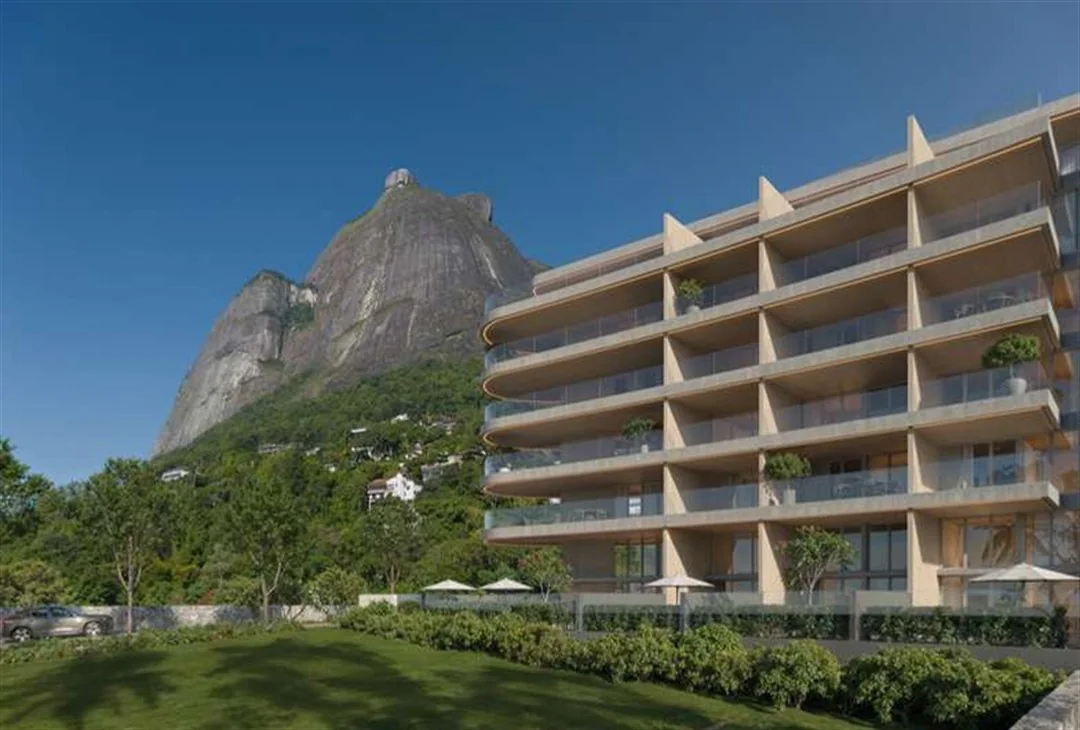 Vista Joá, edifício integrado à vegetação e às montanhas do Rio de Janeiro